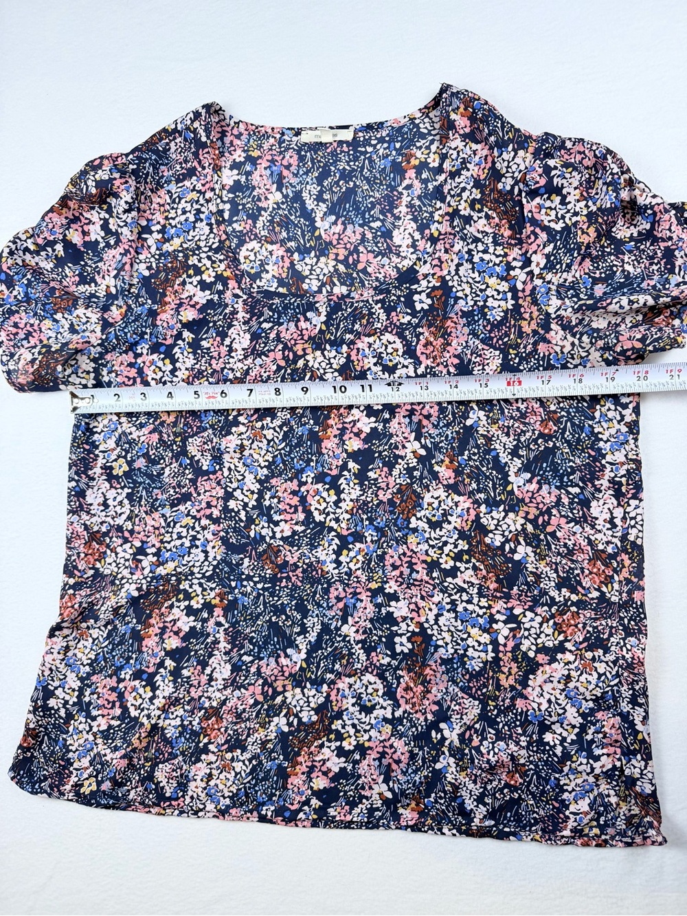 Maurices Navy Blue Floral Short Sleeve Scoop Neck Ruched Puff Sleeve Top Size M - Picture 4 of 9